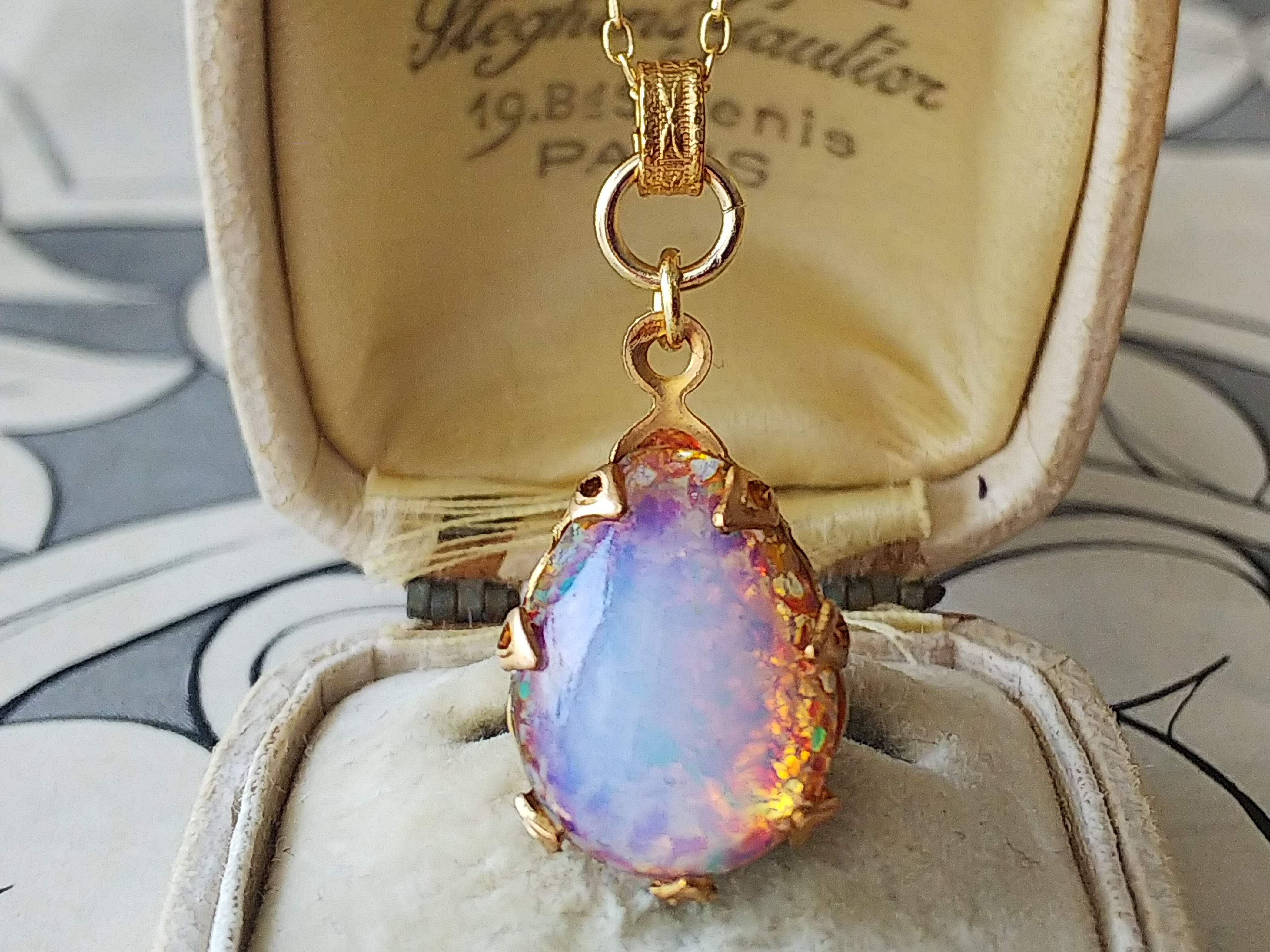 ヴィンテージ　白く曇ったとても美しいPinkオパール雫ネックレス 4,466円