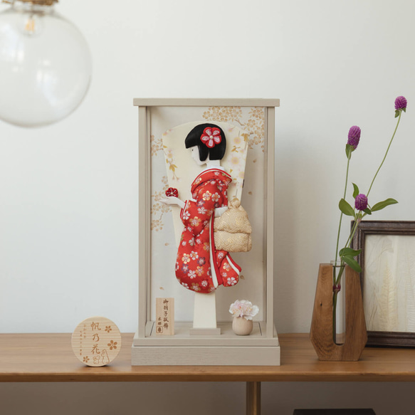 ことのかほり羽子板（0184）うめ　モカナチュラルケース｜コンパクトな木製羽子板飾り｜おしゃれな正月飾り｜ケース飾り 1枚目の画像