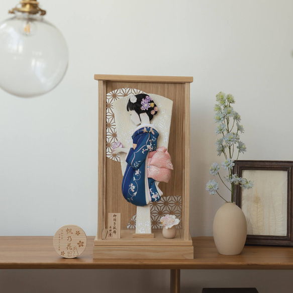 ことのかほり羽子板（0188）みお　ナチュラルケース｜コンパクトな木製羽子板飾り｜おしゃれな正月飾り｜ケース飾り 1枚目の画像