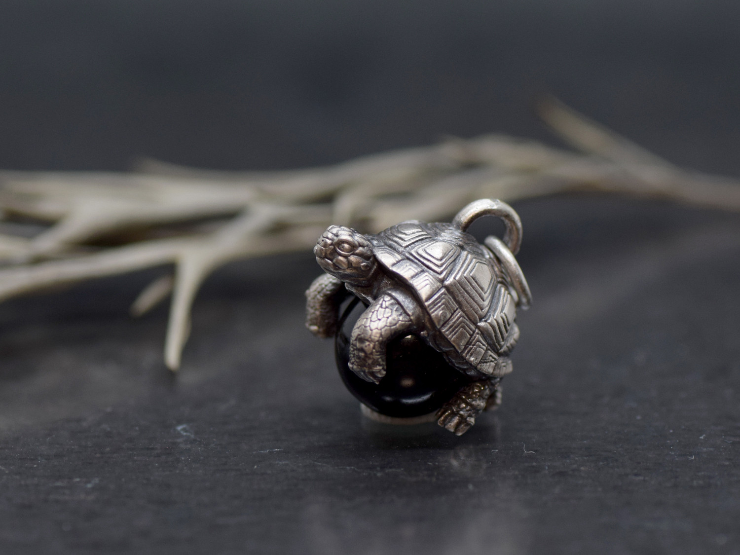 身守り,リクガメ玉ペンダント　モリオン(黒水晶)　革ヒモネックレス付き