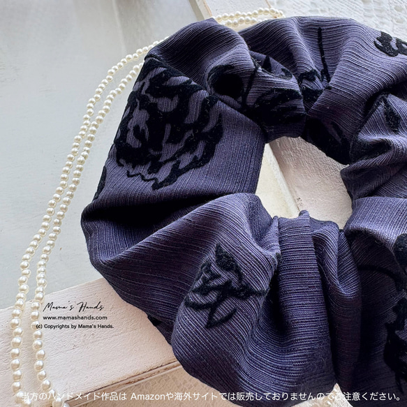 ⭐️3点売れました⭐️《エレガント ネイビー》おしゃれな大人の紺 フロッキー 花柄 黒 フォーマル シュシュ ヘアゴム 2枚目の画像