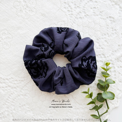 ⭐️3点売れました⭐️《エレガント ネイビー》おしゃれな大人の紺 フロッキー 花柄 黒 フォーマル シュシュ ヘアゴム 4枚目の画像