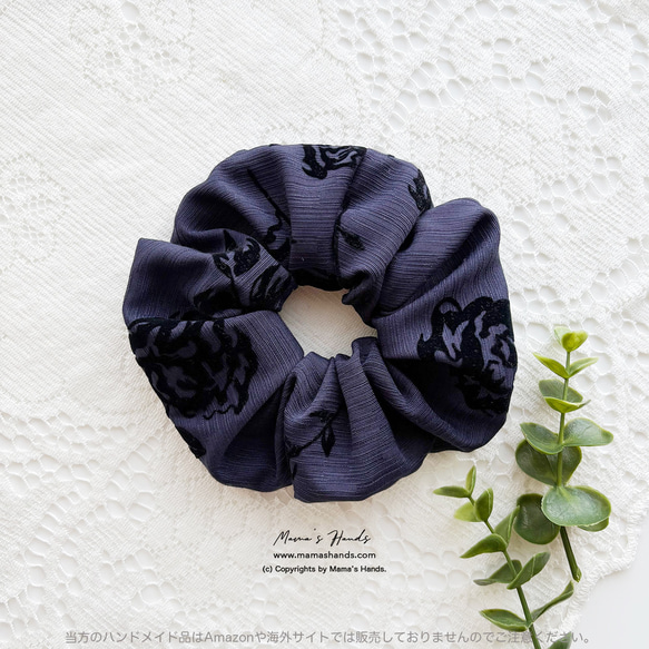 ⭐️3点売れました⭐️《エレガント ネイビー》おしゃれな大人の紺 フロッキー 花柄 黒 フォーマル シュシュ ヘアゴム 4枚目の画像