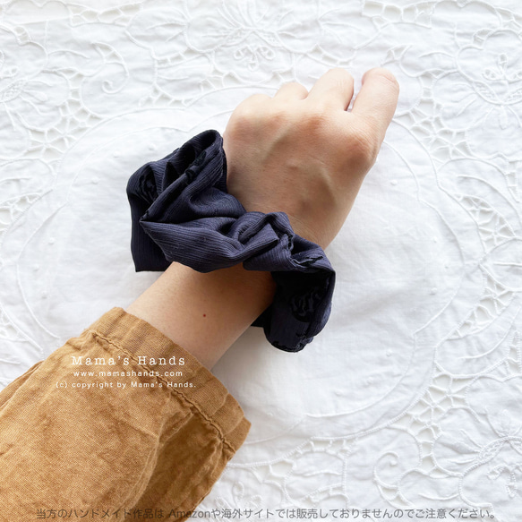 ⭐️3点売れました⭐️《エレガント ネイビー》おしゃれな大人の紺 フロッキー 花柄 黒 フォーマル シュシュ ヘアゴム 3枚目の画像