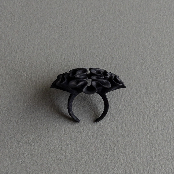 シニュエ　リング　黒