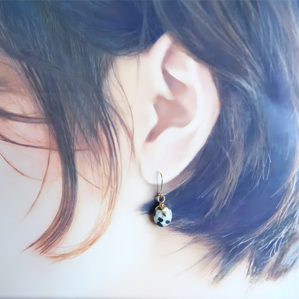 新作　今だけ限定価格　普段使い　ひと粒　ダイヤカット　天然石　ダルメシアンジャスパー　白黒　K16GP　フック　ピアス 4枚目の画像