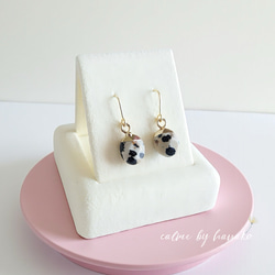 新作　今だけ限定価格　普段使い　ひと粒　ダイヤカット　天然石　ダルメシアンジャスパー　白黒　K16GP　フック　ピアス 1枚目の画像