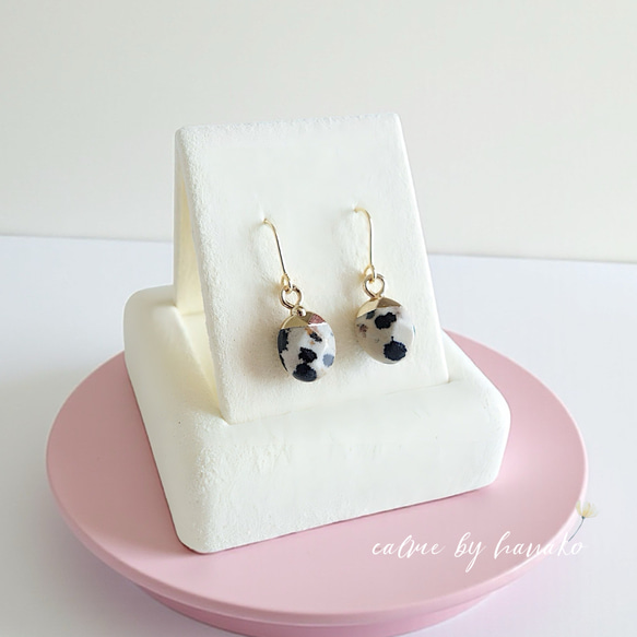 新作　今だけ限定価格　普段使い　ひと粒　ダイヤカット　天然石　ダルメシアンジャスパー　白黒　K16GP　フック　ピアス 1枚目の画像