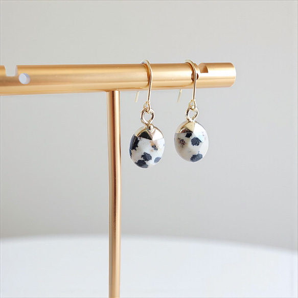 新作　今だけ限定価格　普段使い　ひと粒　ダイヤカット　天然石　ダルメシアンジャスパー　白黒　K16GP　フック　ピアス 5枚目の画像