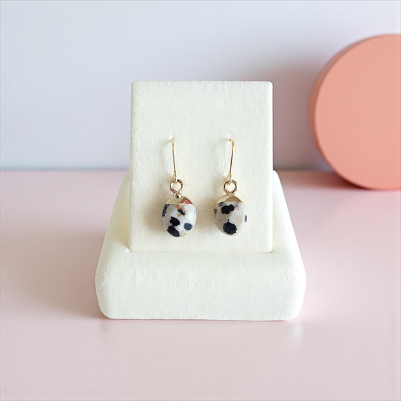 新作　今だけ限定価格　普段使い　ひと粒　ダイヤカット　天然石　ダルメシアンジャスパー　白黒　K16GP　フック　ピアス 2枚目の画像