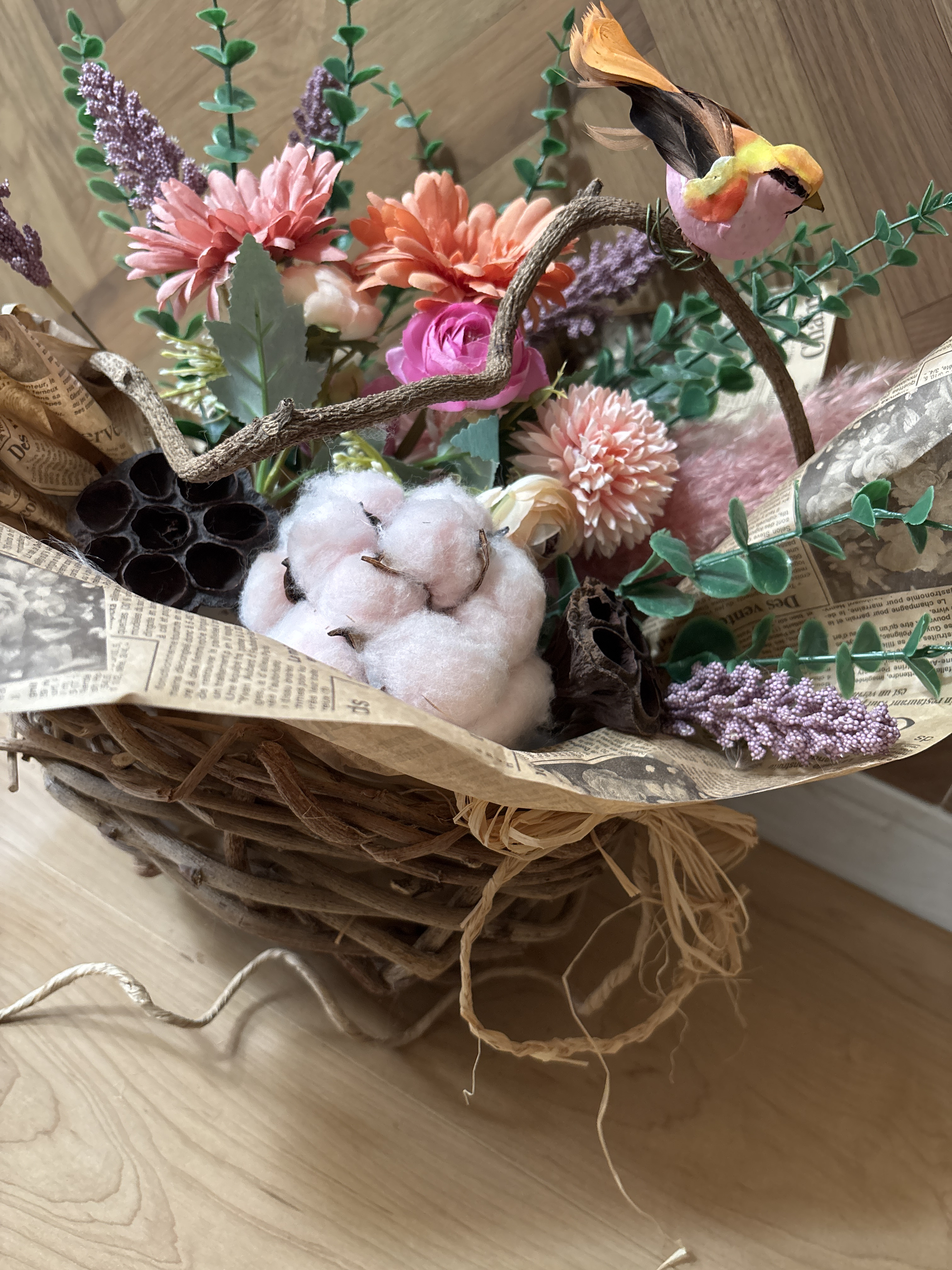 天然蔓のカゴのお花のアレンジメント