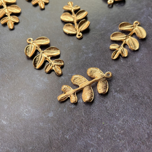 【4個】メタルリーフチャーム＊ゴールド 2枚目の画像