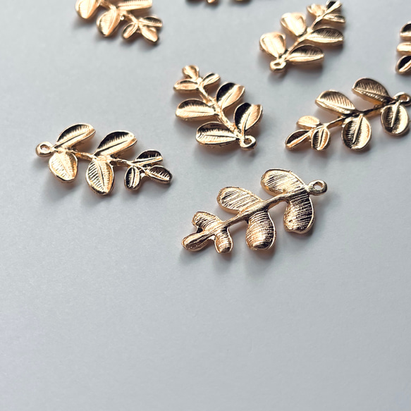 【4個】メタルリーフチャーム＊ゴールド 4枚目の画像