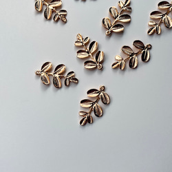 【4個】メタルリーフチャーム＊ゴールド 3枚目の画像