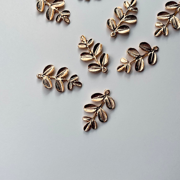 【4個】メタルリーフチャーム＊ゴールド 3枚目の画像