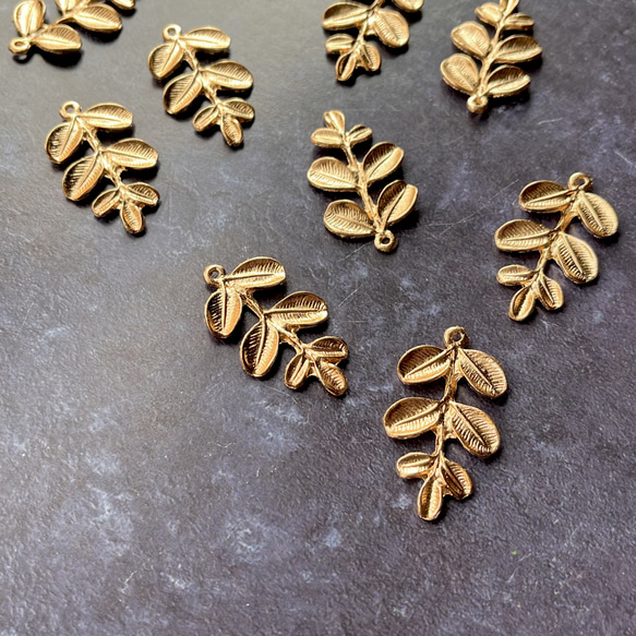 【4個】メタルリーフチャーム＊ゴールド 1枚目の画像