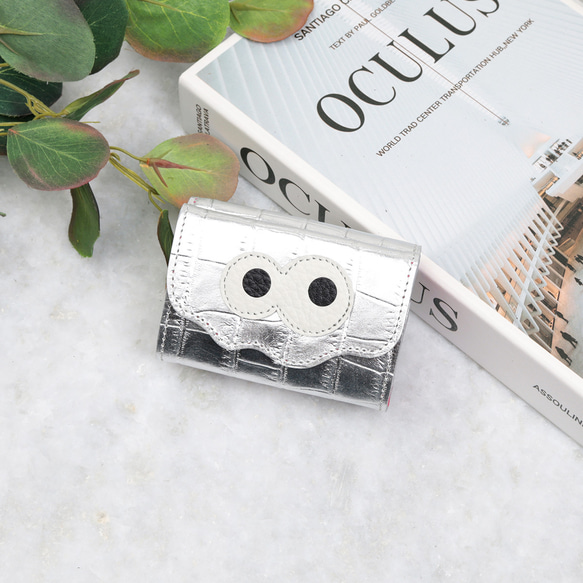 【クロコ型ミラーシルバー/キョロメミニウォレット】思わず誰かに見せたくなる/ミニマムで大人カワイイコンパクト三つ折り財布 1枚目の画像