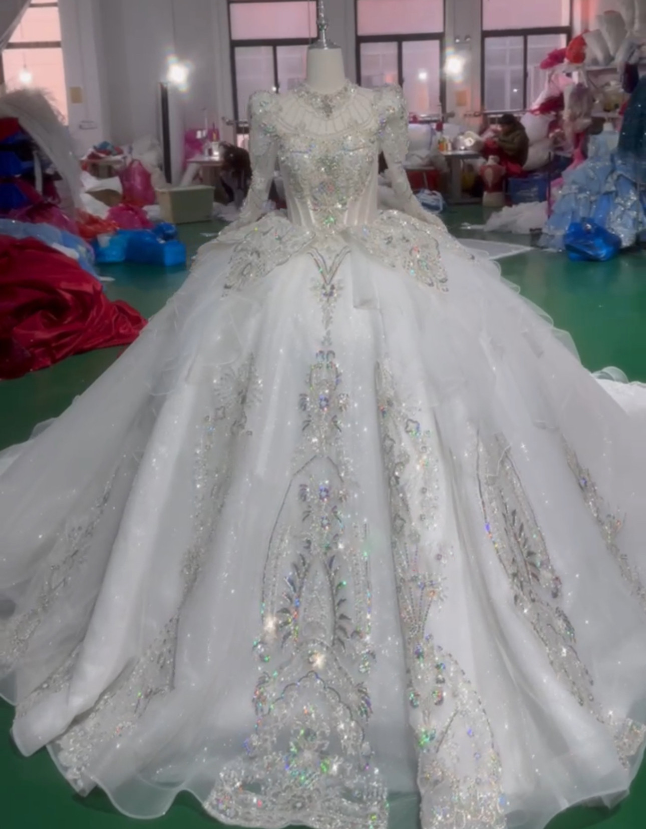 新作　ホルターネック　上品ふんわりチュール　本命ドレス制作前撮りお呼ばれ衣装ステージ刺繍付き　プリンセスライン結婚式挙式