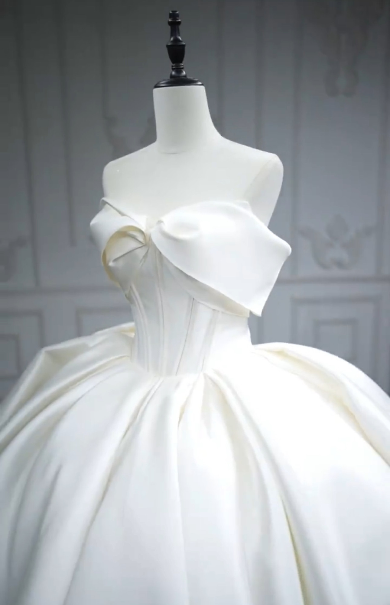 高品質サテン　二の腕カバー　オフホワイト　ボリューム　トレーン　シンプル　素敵　プリンセス　フレアスカート可愛い結婚式