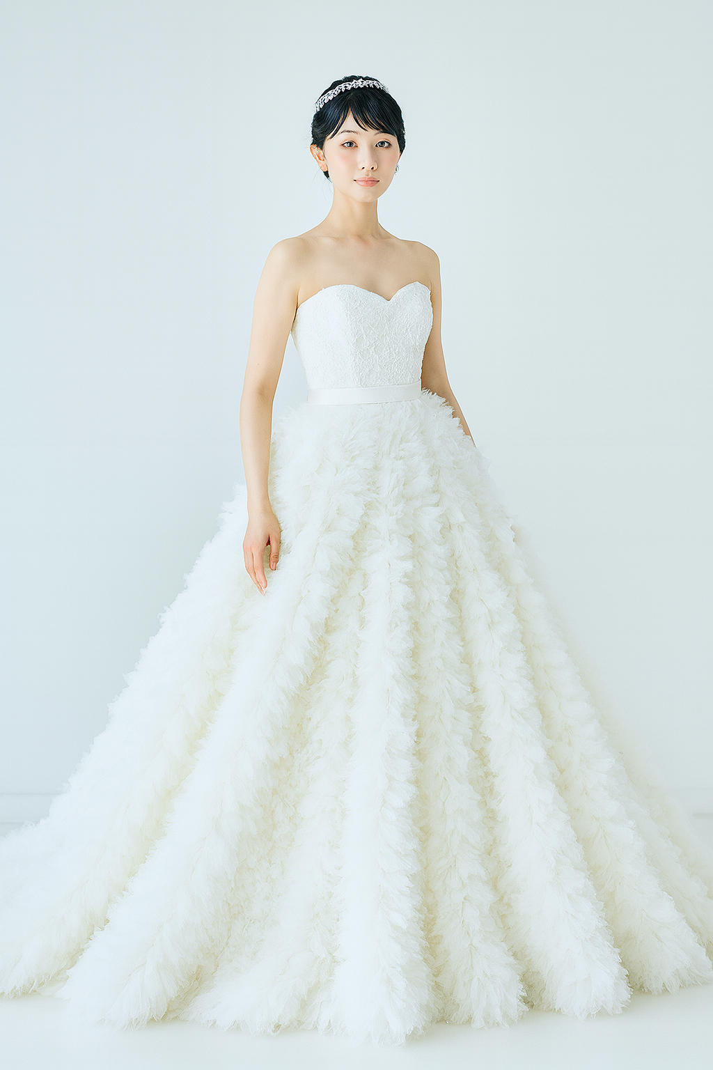 送料無料！ウエディングドレス ベアトップ もこもこドレス Aライン ファスナー 魅惑の花レース 結婚式