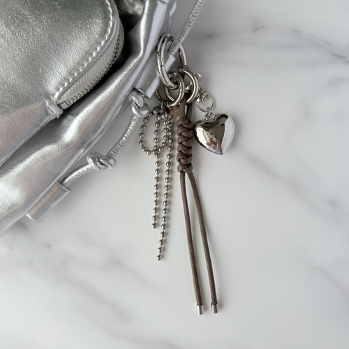 いつものバッグにトレンド感を | ブラウン| ボールチェーンと