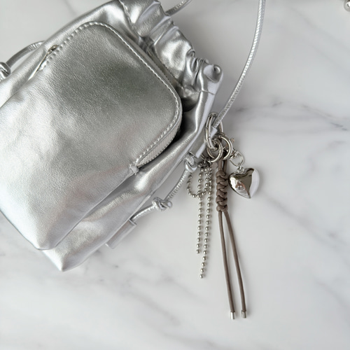 いつものバッグにトレンド感を | ブラウン| ボールチェーンと