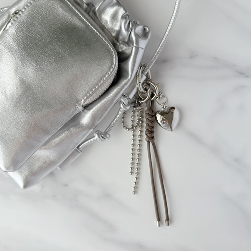 いつものバッグにトレンド感を | ブラウン| ボールチェーンとハート