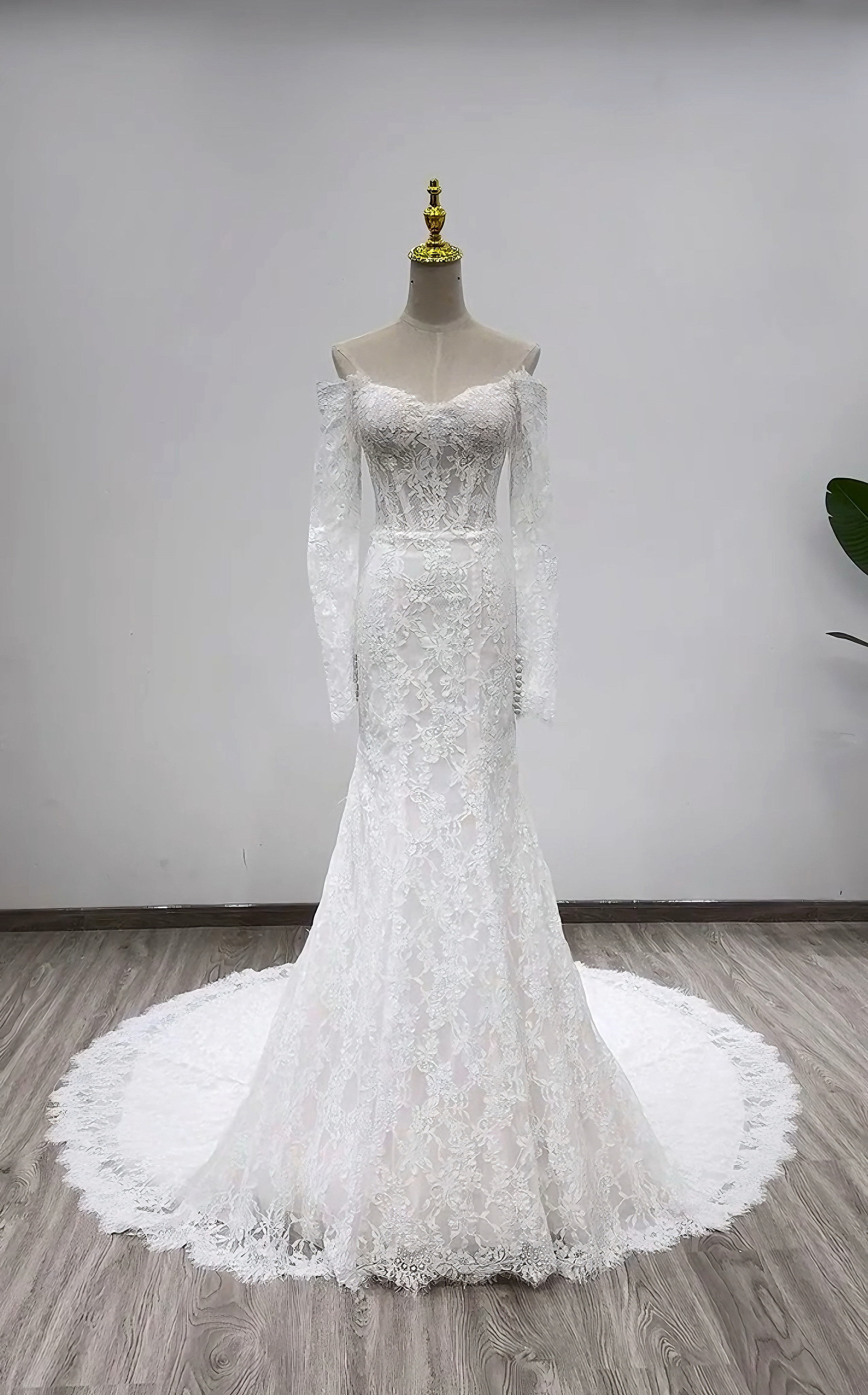 シアーな美しさ！スレンダーライン花柄のモチーフ刺繍が美しく　フラワー結婚式挙式オフショルダー　編み上げ立体小花レース刺繍