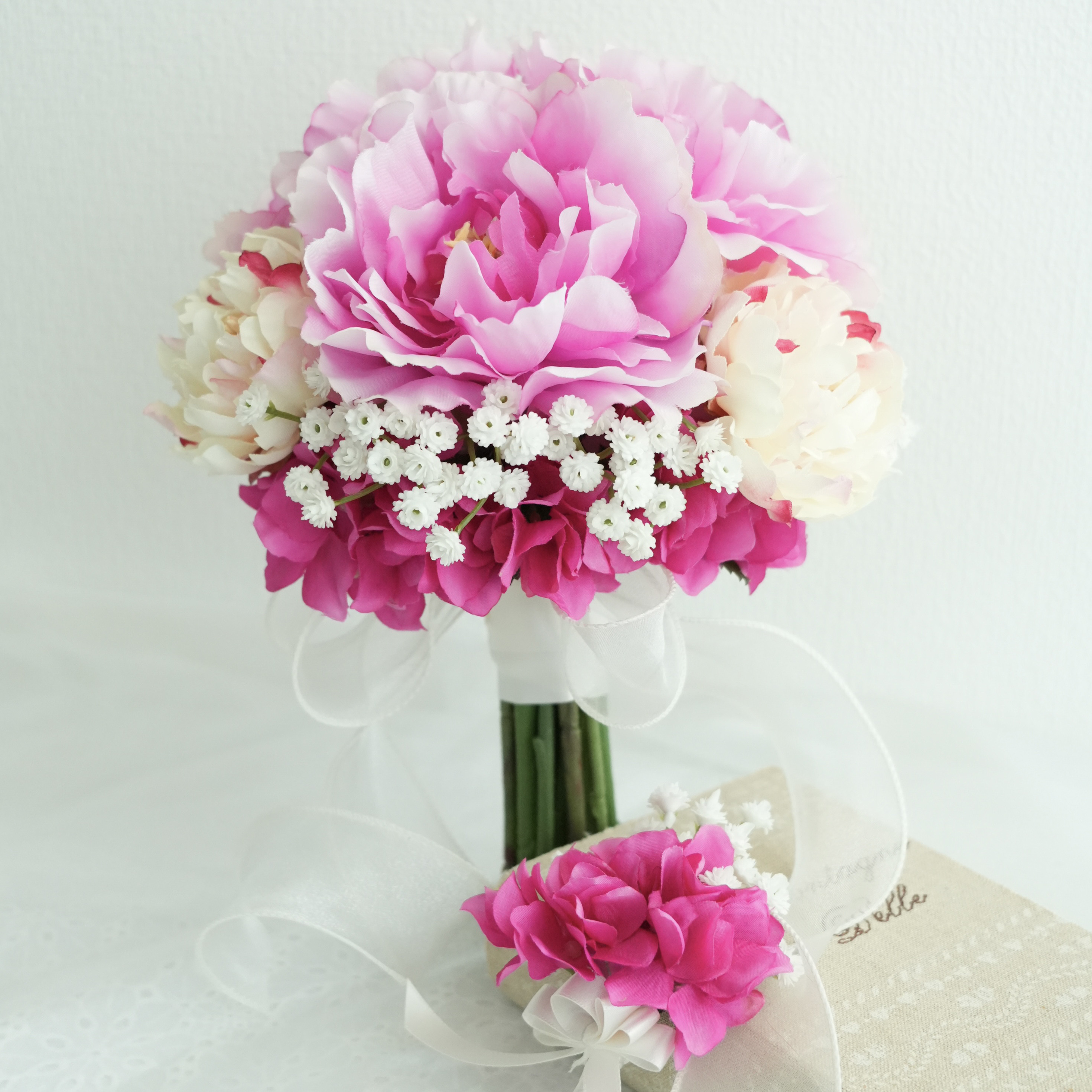 シャクヤクピンクのクラッチブーケ