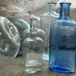 英国アンティーク ブルーのケミカルガラスボトル 薬瓶 WOODWARD