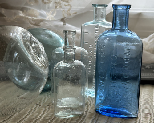 英国アンティーク ブルーのケミカルガラスボトル 薬瓶 WOODWARD