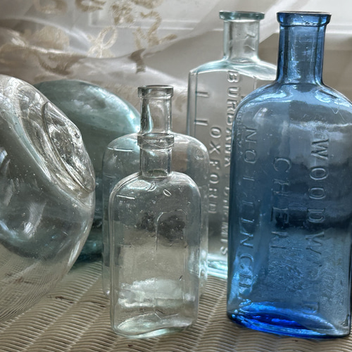 英国アンティーク ブルーのケミカルガラスボトル 薬瓶 WOODWARD
