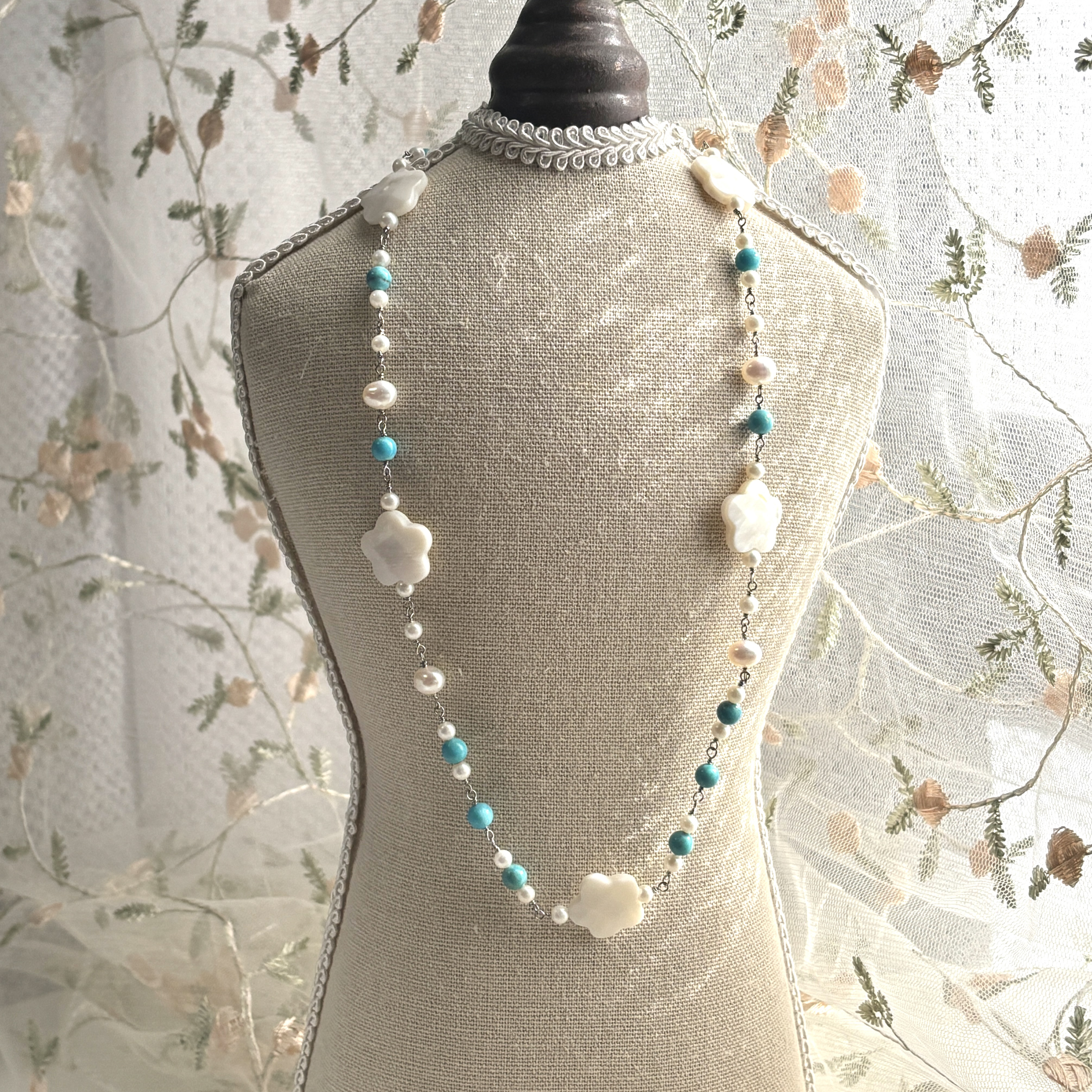 【天然石】スリーピングビューティーターコイズとシェルのお花ステンレスネックレス