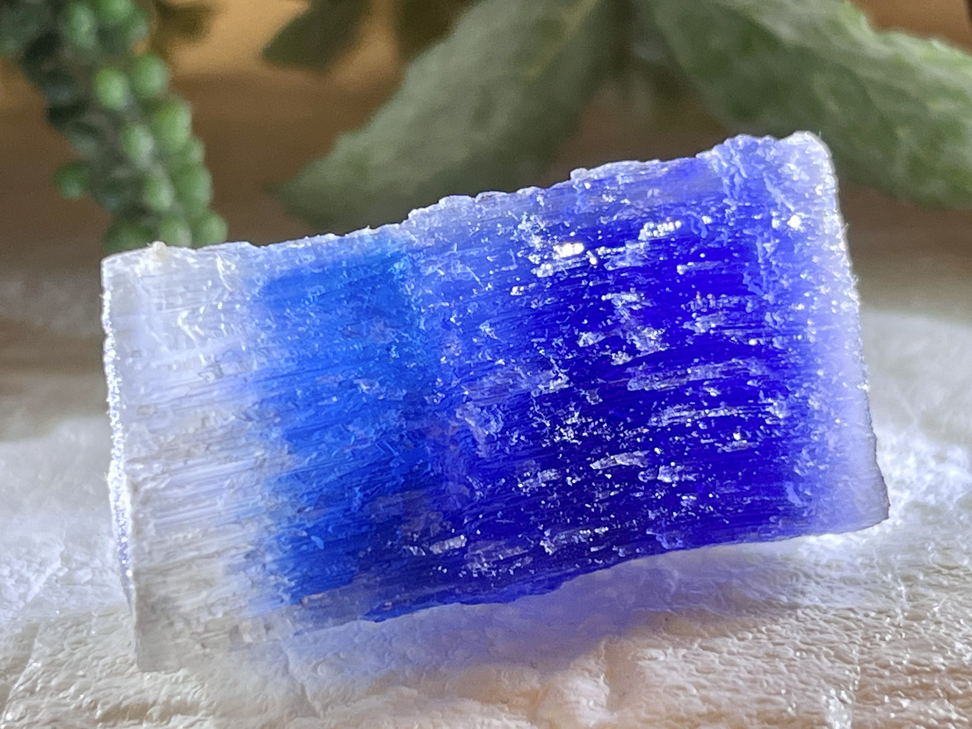 古代の海からの贈り物✨　 フランス産　ブルー ハライト 岩塩 原石 ラフストーン