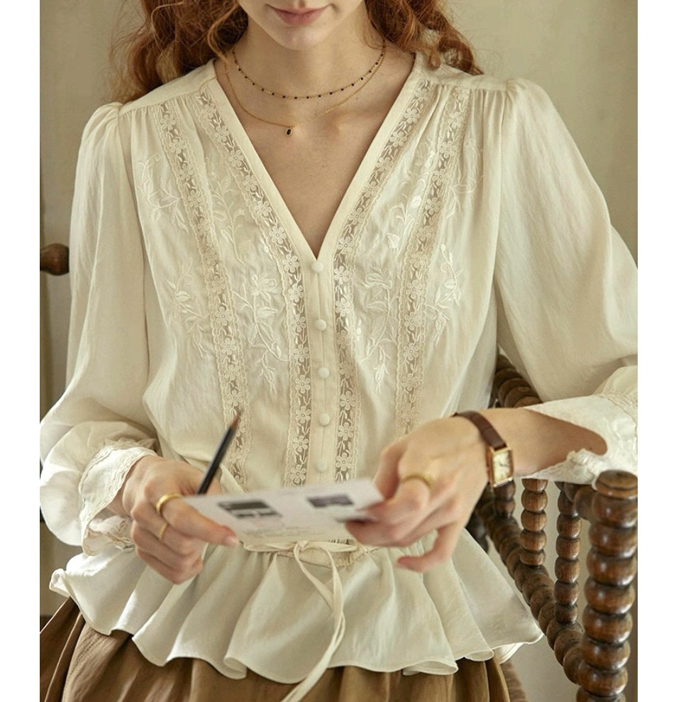 ドレッシー刺繡とレース　Vネックペプラム裾の長袖ブラウス【春秋】アイボリー