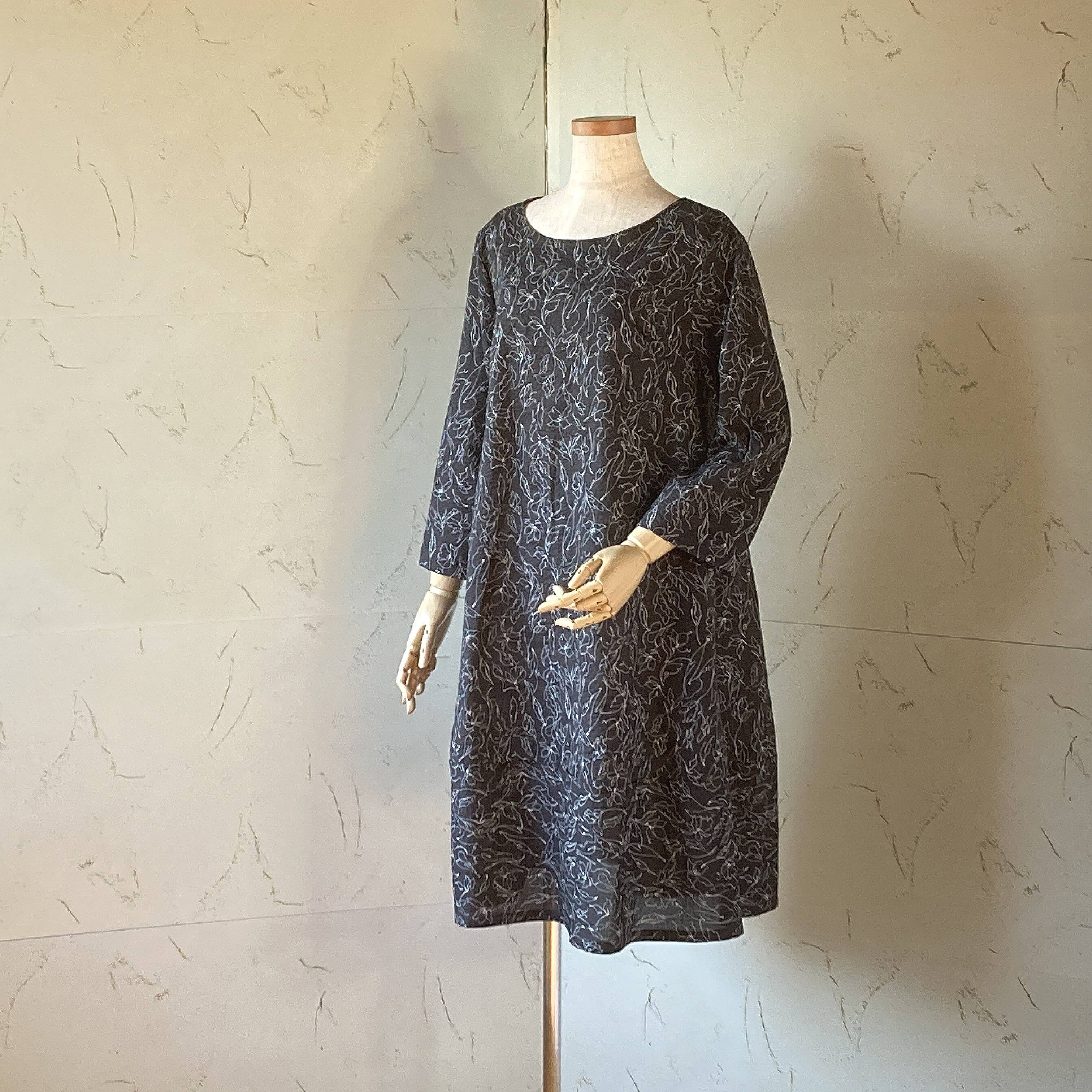 ラインフラワー　黒のコットンローン　七分袖のふわりと着たいワンピース　11号着丈98