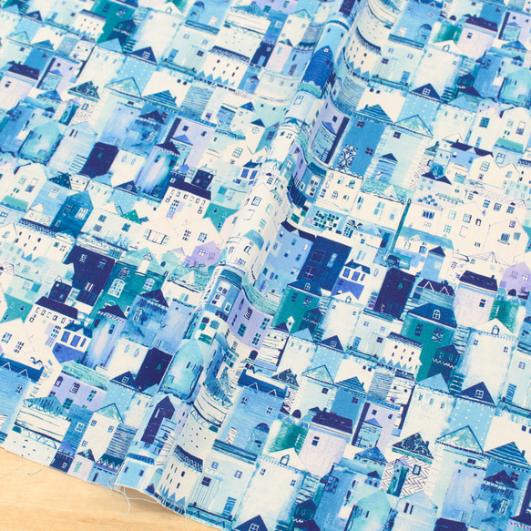 新色入荷！USA製『ROBERT-KAUFMAN　ロバート・カフマン　港町　青の家々 』～50㎝単位でカット～ 1枚目の画像