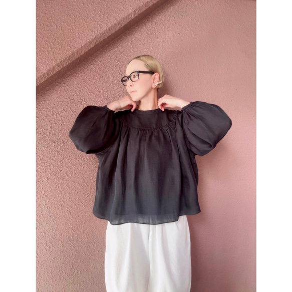 柔軟輕盈，略帶透明感❤️超輕且抗皺❤️聚攏上衣❤️適合日常穿著和正式場合❤️四季❤️珍珠黑 第4張的照片