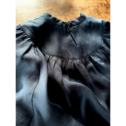 柔軟輕盈，略帶透明感❤️超輕且抗皺❤️聚攏上衣❤️適合日常穿著和正式場合❤️四季❤️珍珠黑 第12張的照片