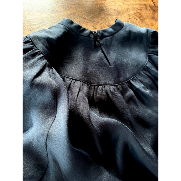 柔軟輕盈，略帶透明感❤️超輕且抗皺❤️聚攏上衣❤️適合日常穿著和正式場合❤️四季❤️珍珠黑 第12張的照片