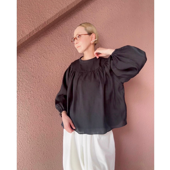 柔軟輕盈，略帶透明感❤️超輕且抗皺❤️聚攏上衣❤️適合日常穿著和正式場合❤️四季❤️珍珠黑 第11張的照片