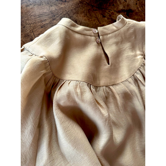 柔軟輕盈，略帶透明感❤️超輕且抗皺❤️聚攏上衣❤️適合日常穿著和正式場合❤️四季❤️珍珠黑 第17張的照片