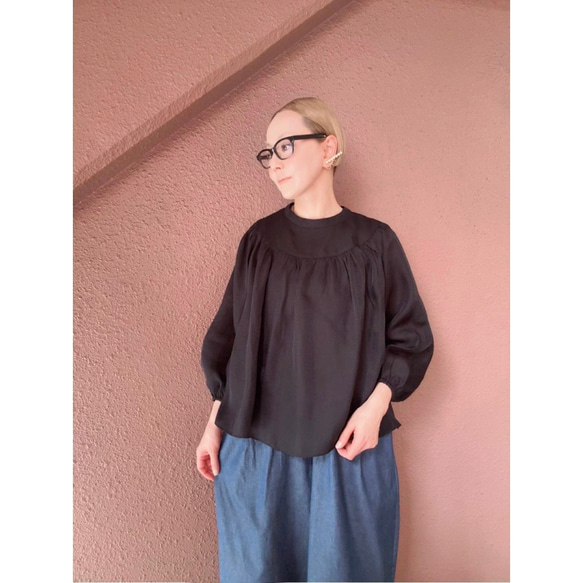 柔軟輕盈，略帶透明感❤️超輕且抗皺❤️聚攏上衣❤️適合日常穿著和正式場合❤️四季❤️珍珠黑 第9張的照片