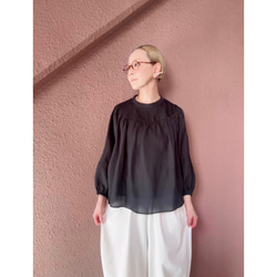 柔軟輕盈，略帶透明感❤️超輕且抗皺❤️聚攏上衣❤️適合日常穿著和正式場合❤️四季❤️珍珠黑 第2張的照片