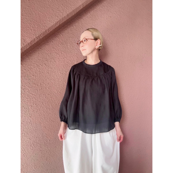 柔軟輕盈，略帶透明感❤️超輕且抗皺❤️聚攏上衣❤️適合日常穿著和正式場合❤️四季❤️珍珠黑 第2張的照片