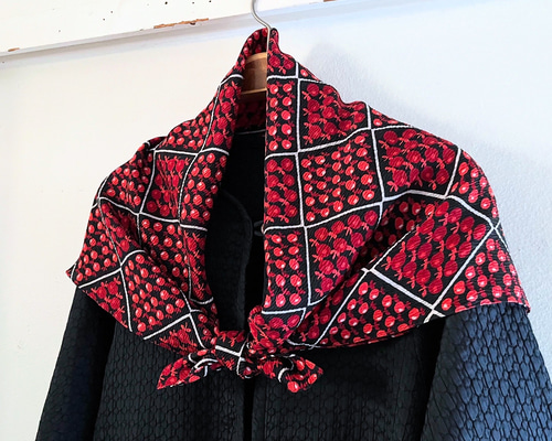 GUCCI シルク　大判スカーフ　ベージュ　フラワー、木の実、さくらんぼ、蝶々 GUCCI シルク 大判スカーフ ベージュ フラワー、木の実、さくらんぼ、蝶々