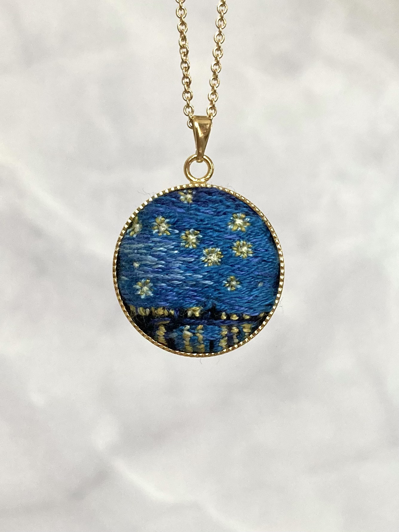 ゴッホ「ローヌ川の星月夜」の手刺繍ペンダント