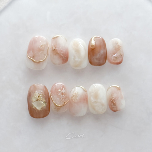 ピンクブラウンラテ × ゴールドニュアンスネイルチップ 淡色 うるうる