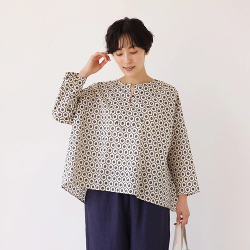 季節を繋ぐ着こなし】 幾何学模様プリント スキッパーシャツ