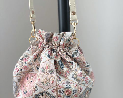 インド刺繍生地　巾着バッグ　合皮　ショルダーバッグ　ハンドメイド　チュール インド刺繍生地 巾着バッグ 合皮 ショルダーバッグ ハンドメイド
